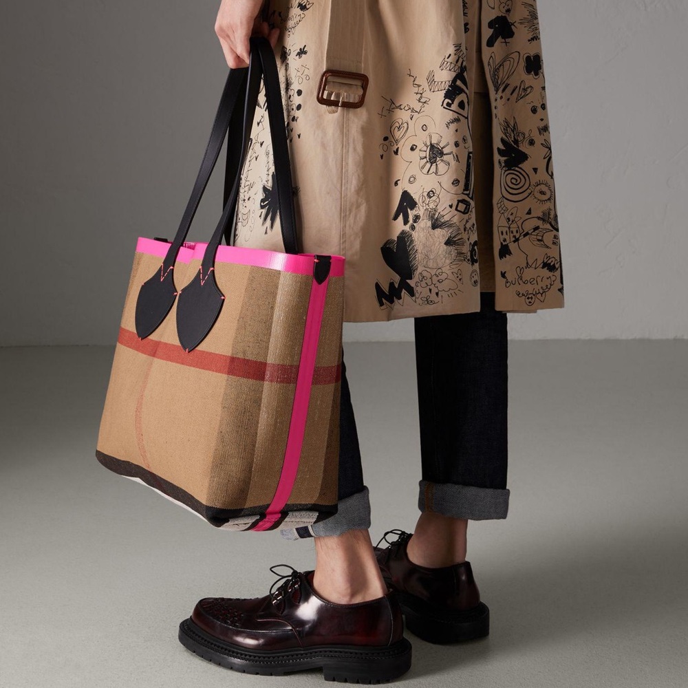 BURBERRY The Giant Reversible Tote